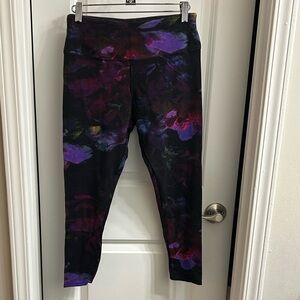 Soft Surroundings Dark Floral Tie Dye Pattern Petite Leggings Black and Purple
